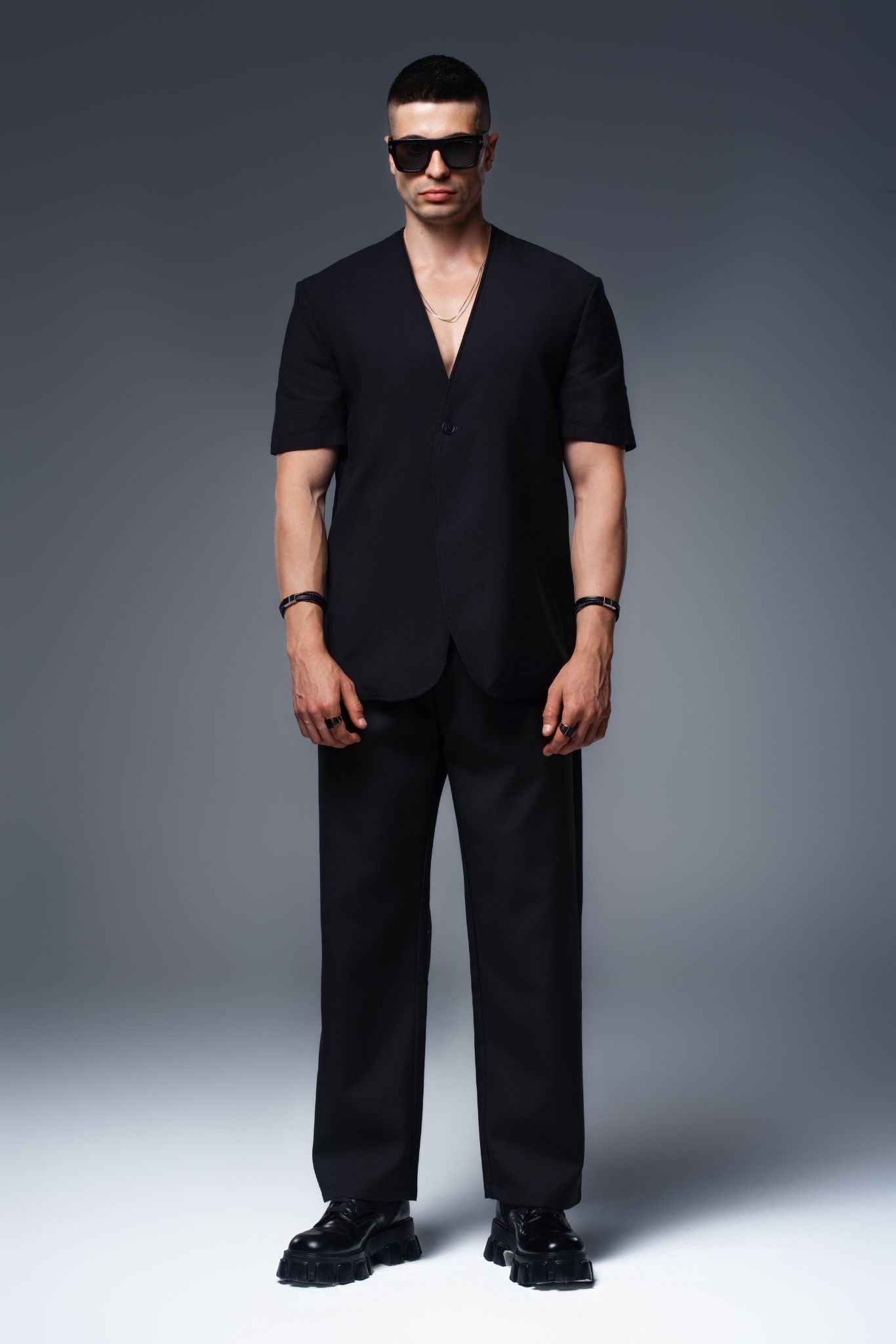 ALPHA NOIR Short Sleeve Blazer in Black