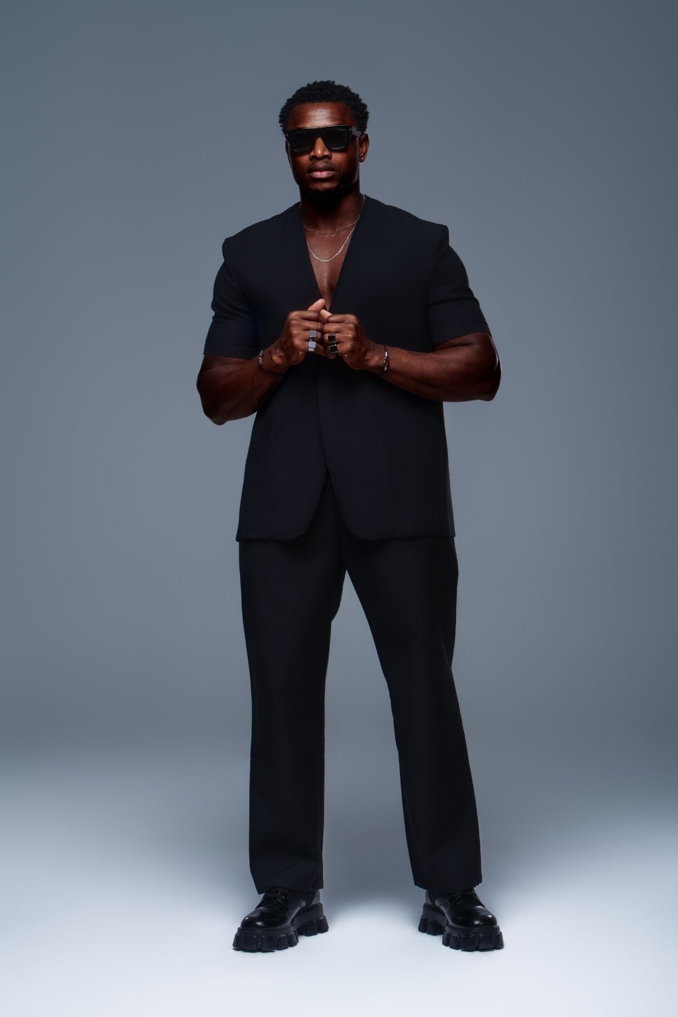 ALPHA NOIR Short Sleeve Blazer in Black