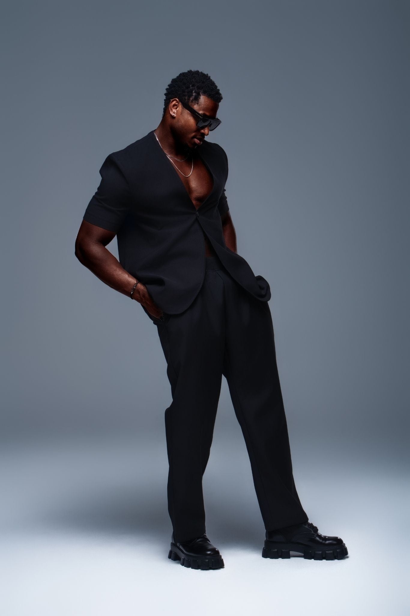 ALPHA NOIR Short Sleeve Blazer in Black