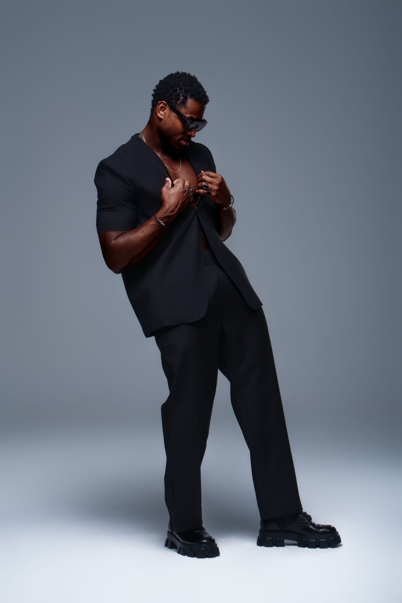 ALPHA NOIR Short Sleeve Blazer in Black