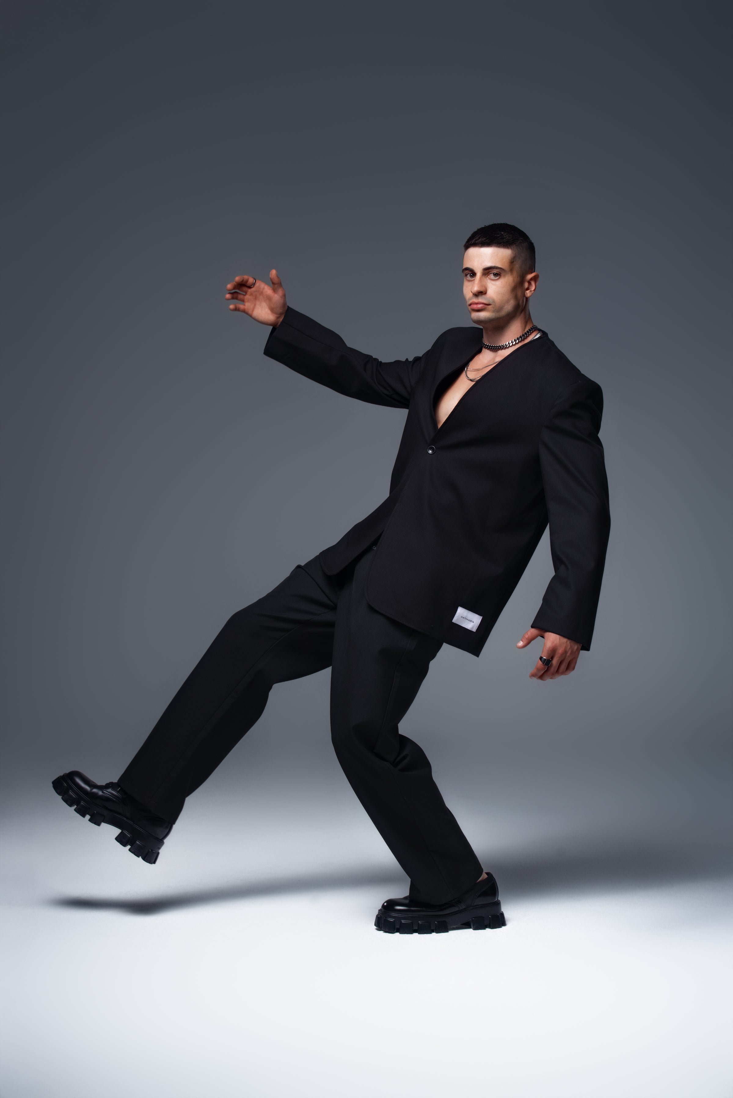 ALPHA NOIR Long Sleeve Blazer in Black